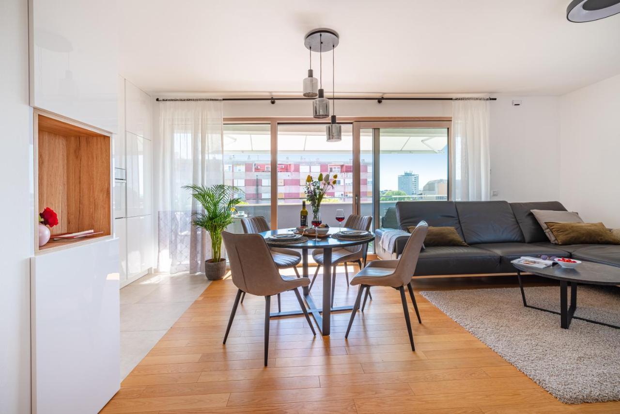 D-Apartment - With Garage And Balcony Zadar Bagian luar foto