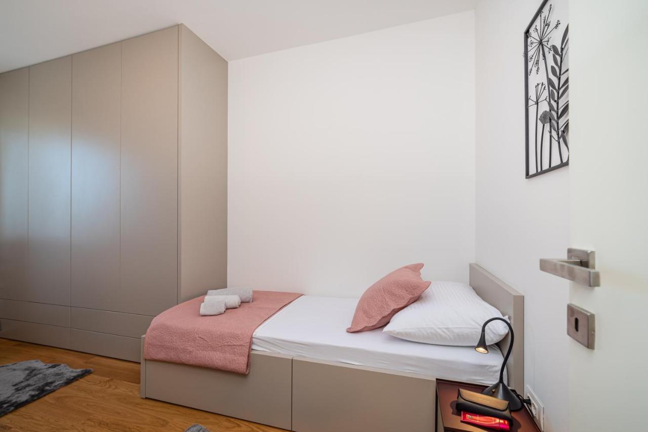 D-Apartment - With Garage And Balcony Zadar Bagian luar foto
